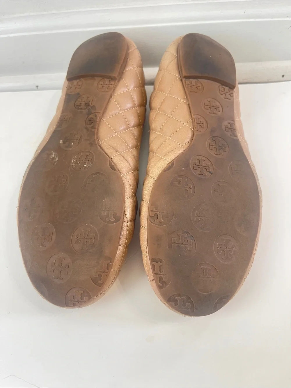 Tory Burch Flats Size 9 Sand With Gold Emblem Quilted Minnie Flats - Picture 7 of 8